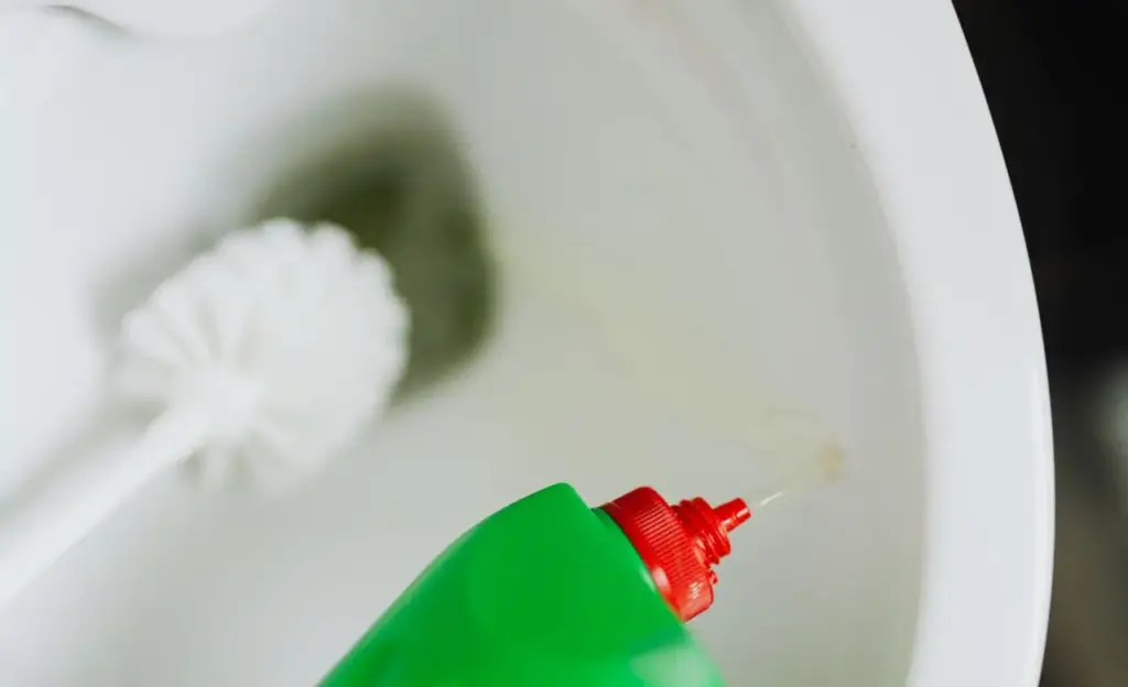 Come una goccia di detersivo nel WC produce un effetto sorprendente